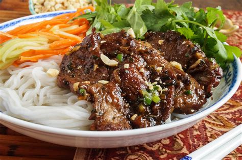  Bún Chả: Delikatna mieszanka makaronu ryżowego i grillowanego mięsa z pikantnym sosem rybnym!