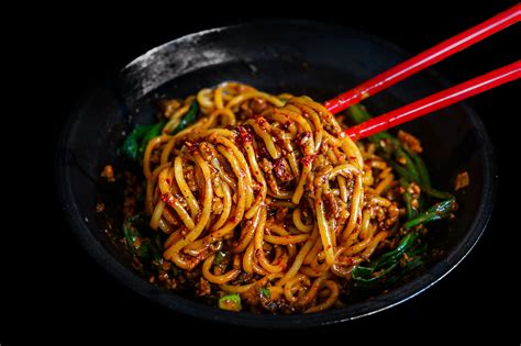  Dan Dan Mian - Czy Ta Pikantna I kremowa Mieszanina Noodle'ów Zatrzyma Twoje Serce?