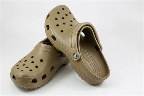 Do Crocs Stretch or Shrink: A Journey Through the Elasticity of Footwear