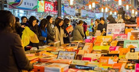 죽도시장 맛집: 바다의 신선함과 전통의 맛이 공존하는 곳