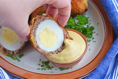  Scotch Egg z Pikantną Musztardą: Zapakuj Smak Tradycji w Wybuchowej panierce!