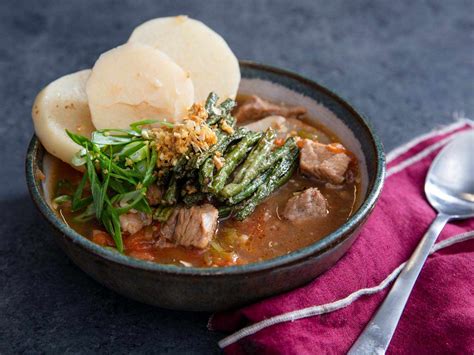  Sinigang na Lechon: Zupa z kwaśnym odcieniem i aromatem pieczonego wieprza