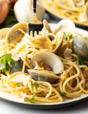  Spaghetti alle Vongole - A Symphony of Briny Freshness and Spicy Zing!